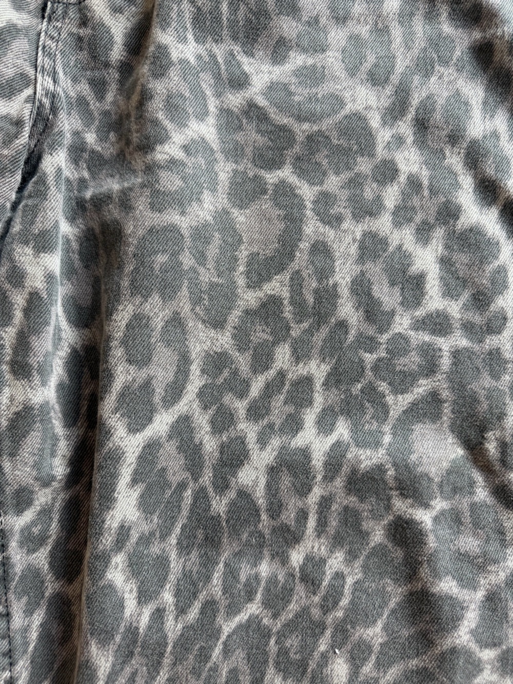 Good American Good Barrel Relaxed Grey Leopard Jeans - Picture 6 of 10